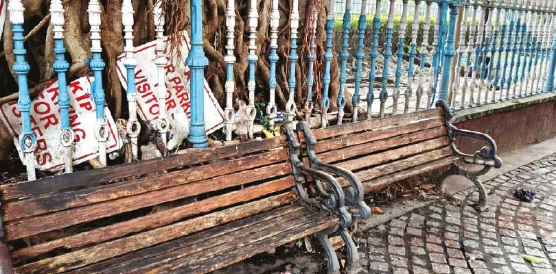 মহাকরণ ঢেলে সাজলেও উলটোদিকের  ফুটপাত নজরহীন, ভেঙে পড়েছে বেঞ্চ