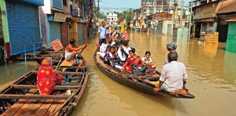 নদীর জল নামছে, পুজোর মুখে আশায় বুক বাঁধছেন ঘাটালবাসী