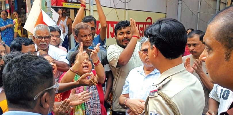 প্রোমোটারের বাধা, কাঁচরাপাড়ায় দুর্গাপুজোর মণ্ডপ নিয়ে অশান্তি
