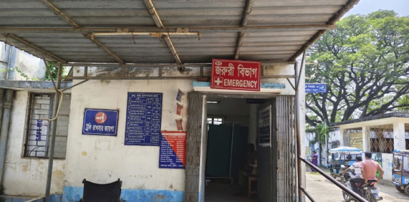 হাসপাতাল ফাঁকা, গেটের বাইরে প্রাইভেট প্র্যাকটিসে ব্যস্ত ডাক্তাররা, ইউএসজি মেশিন নেই, এক্স রে বিকল