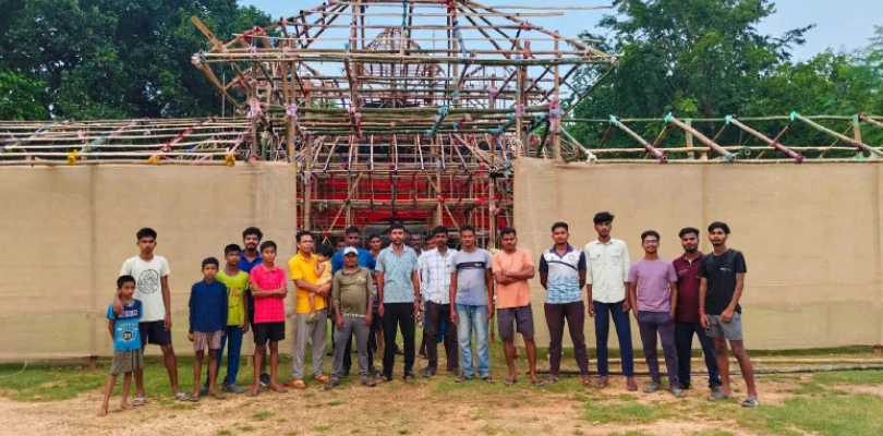 বিরিহাঁন্ডির উদীয়মান তরুণ সংঘের মণ্ডপসজ্জায় কুড়মি জনজাতির সংস্কৃতি
