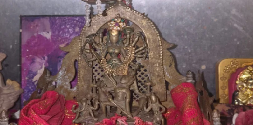 ৪৪৪ বছরের প্রাচীন অষ্টধাতুর প্রতিমার সঙ্গে মৃণ্ময়ীও পুজো পান চক্রবর্তী বাড়িতে