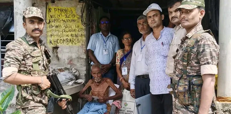 নন্দীগ্রাম বিধানসভায় বয়স্ক ও দিব্যাঙ্গ ভোটারদের বাড়ি বাড়ি গিয়ে ভোটগ্রহণ শুরু হল আজ