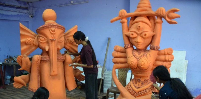 জমজমাট থিমের লড়াই, কোথাও আঙ্করভাট মন্দির, কোথাও ফুটে উঠবে আদিবাসী গ্রাম