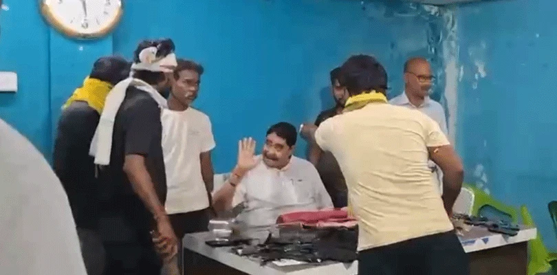 সিউড়িতে পার্টি অফিসে ঢুকে অনুব্রত মণ্ডলের উপর হামলা