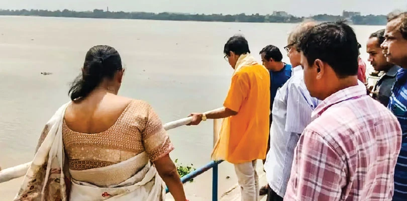 খড়দহে মন্ত্রীর নেতৃত্বে গঙ্গার ভাঙন পরিদর্শনে সেচদপ্তরের প্রতিনিধি দল
