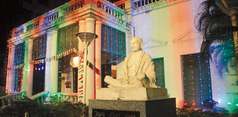 সংস্কারের নামে তছনছ মহাত্মার ঘর! বেলেঘাটার ঐতিহাসিক গান্ধী ভবনের ভগ্নদশা, উই ধরেছে! খস পড়ছে চাঙড়, ছাদ থেকে জল