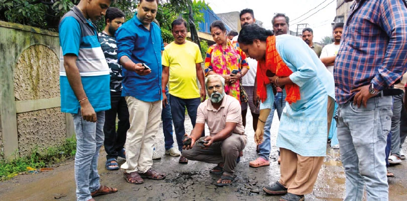 উঠে যাচ্ছে পিচ, কোন্নগরে রাস্তা সারাইয়ের কাজ বন্ধ করল বিজেপি