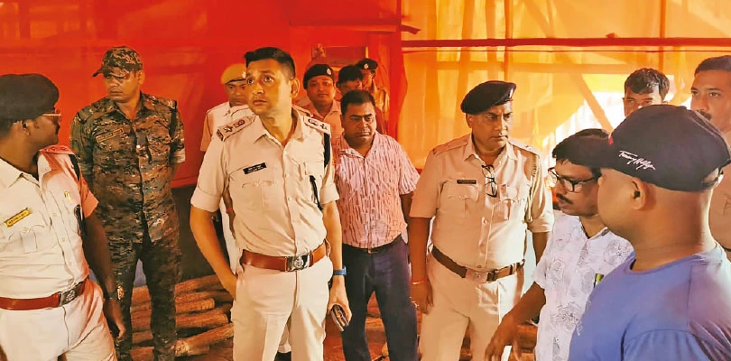 নিরাপত্তা খতিয়ে দেখতে নির্মীয়মাণ পুজো মণ্ডপে প্রশাসনের আধিকারিকরা