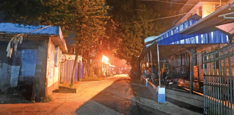 পর্যাপ্ত আলোর ব্যবস্থা নেই, বহির্বিভাগের সামনের অংশও ডুবে থাকে অন্ধকারে, সোনারপুর গ্রামীণ হাসপাতালে চূড়ান্ত অব্যবস্থার ছবি