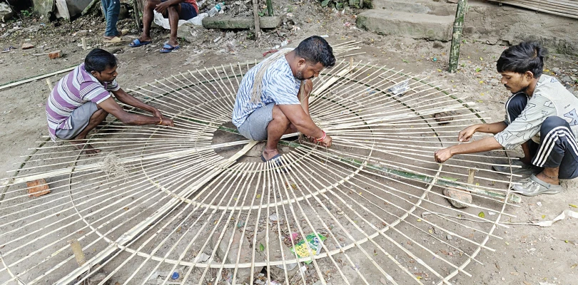 বাঁশ-খবরের কাগজে প্রতিমার সৌন্দর্য ফোটাতে ব্যস্ত কৃষ্ণনগরের চালি শিল্পীরা