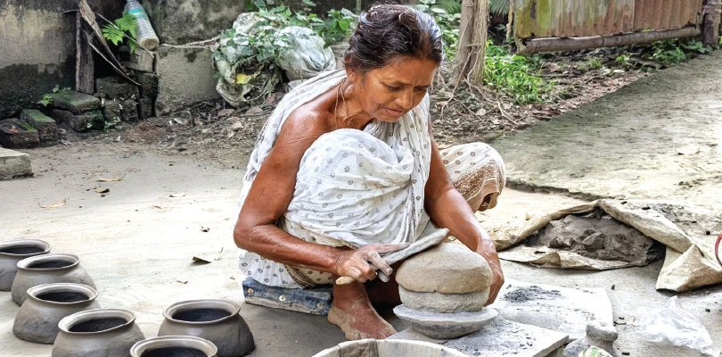 ৭৫ বছরেও মাটির হাঁড়ি গড়ছেন কৃষ্ণনগরের আরতি পাল