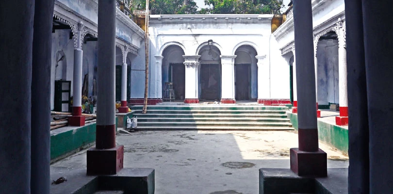 স্বপ্নাদেশ পেয়েই সাউথ গড়িয়ার  হালদার বাড়িতে শুরু দুর্গাপুজো, এবার ১২৮ বছর, দীক্ষিতরাই রাঁধেন নিরামিষ ভোগ