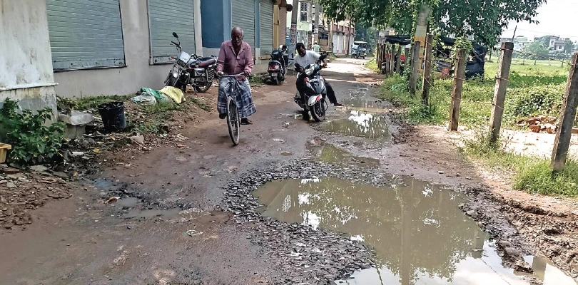 খানাখন্দে ভরা বর্ধমানের বিসি রোড, পুজোর মুখে বিরক্ত ক্রেতা-বিক্রেতা