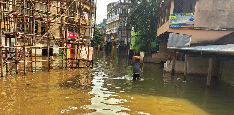 ঘাটালে জলের তলায় ৭৫টি পুজোমণ্ডপ, বন্যার জেরে ফিকে দুর্গোৎসবের আমেজ