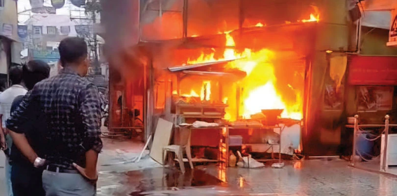 চুঁচুড়ার ঘড়িমোড়ে ফাস্টফুডের দোকানে অগ্নিকাণ্ডের ঘটনা ঘিরে তীব্র আতঙ্ক