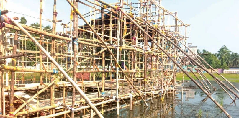 টানা দুর্যোগের জেরে পিছিয়ে পড়েছে মণ্ডপ তৈরির কাজ, সমস্যায় দুর্গাপূজা কমিটিগুলি