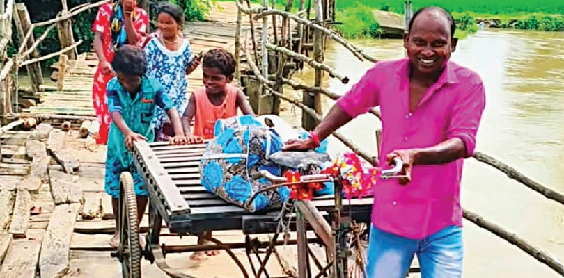 খড়ি নদীর উপর বাঁশের সাঁকো দিয়েই  ঝুঁকির যাতায়াত গলসি, আউশগ্রামের