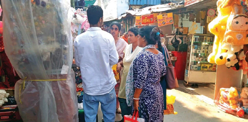বারুইপুরে রাস্তা দখল করে দেদার বসছে স্টল, হেলদোলই নেই পুলিশ-প্রশাসনের