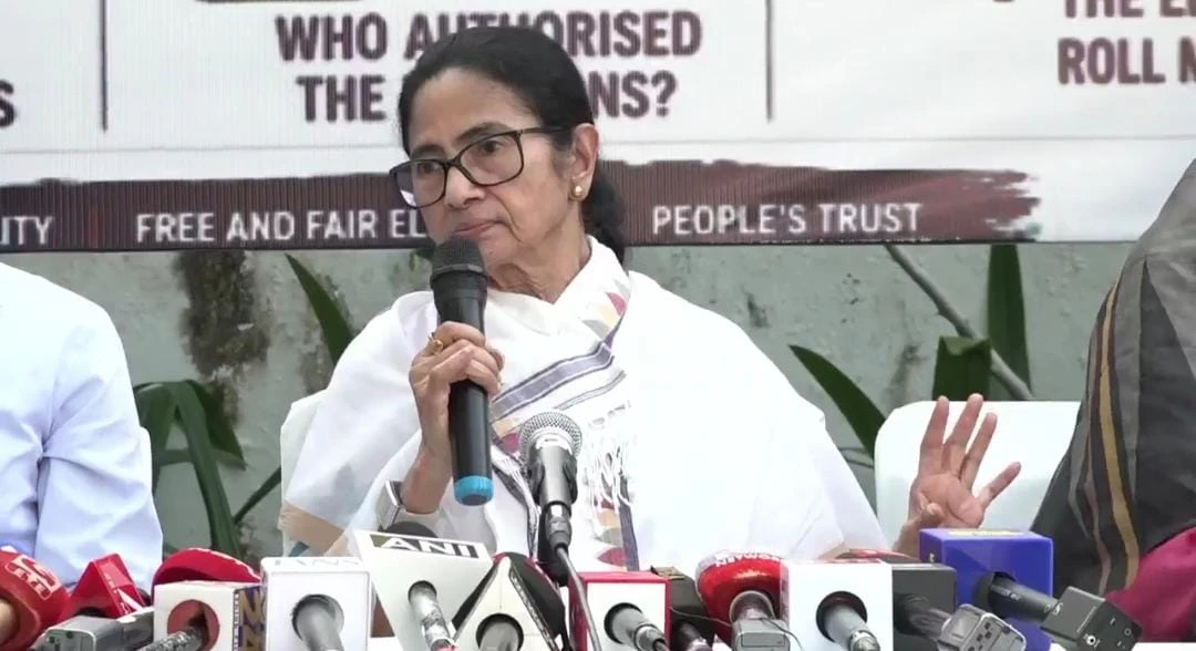 ‘ঝড় আসছে’, ফের বিস্ফোরক মমতা