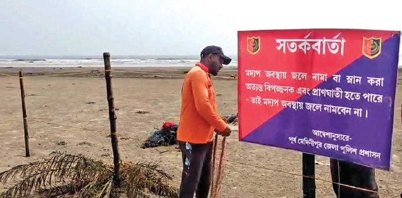 মন্দারমণি সৈকতে ‘রেড জোন’ চিহ্নিত করে প্রচার পুলিশের