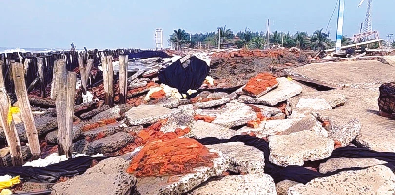 গঙ্গাসাগরের ১-৬ নম্বর সমুদ্রতট  ভেঙে তছনছ, তর্পণ নিয়ে সংশয়