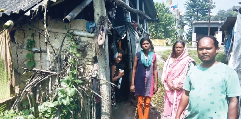 সরকারি জমি থেকে গরিব পরিবারকে উঠে যাওয়ার হুমকি