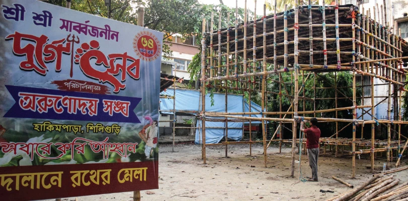 শিলিগুড়ির সুভাষপল্লিতে তৈরি হচ্ছে সুন্দরবন, হাকিমপাড়ায় জগন্নাথের রথের আদলে মণ্ডপ