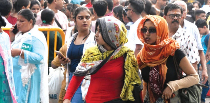 রোদে পুড়ে, ঘামে ভিজে পুজোর শপিং ছুটির দিনে উত্তর-দক্ষিণে ব্যাপক ভিড়