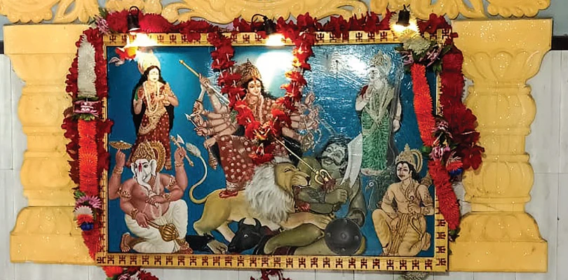 পিতৃপক্ষে শুরু ঝাড়গ্রাম রাজবাড়ির দুর্গাপুজো, রীতি মেনে দেওয়া হয় ১০৮ পদ্ম ও কালো থান