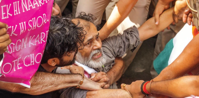 জেনারেল ডায়ারের সঙ্গে তুলনা, হিঁচড়ে-চ্যাংদোলা করে সরানো হল বিক্ষোভকারীদের