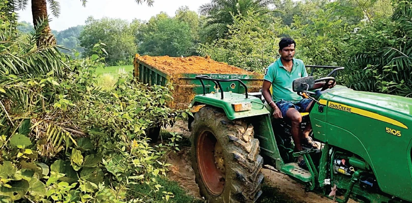 মন্ত্রীর হুঁশিয়ারিই সার! দ্বারকেশ্বরের পাড় কেটে দেদার চলছে মাটি পাচার