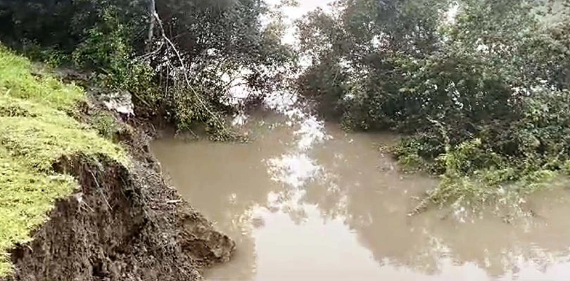 পাথরপ্রতিমায় নদীবাঁধে ধস, আতঙ্ক