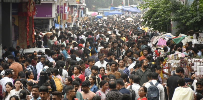 টানা ৩ দিন ছুটি, পুজোয় কেনাকাটা করতে উপচে পড়া ভিড় গড়িয়াহাট ও হাতিবাগানে