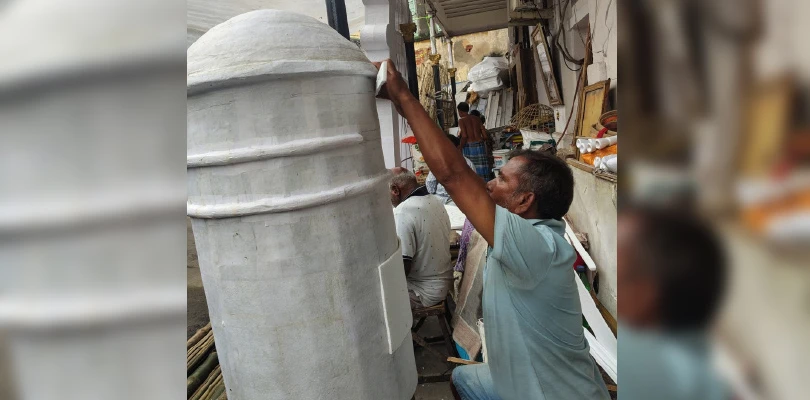 হাওড়ার মণ্ডপের জন্য লাল রঙের  ডাক বাক্স তৈরি করছে ডোমপাড়া