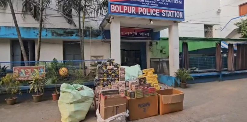 পুজো আবহেই গোডাউন থেকে বিপুল পরিমাণ শব্দবাজি উদ্ধার, গ্রেপ্তার ব্যবসায়ী
