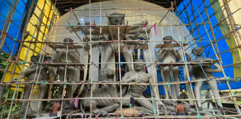 জলপাইগুড়ি: বামনপাড়ায় এবার ৪১ ফুটের দুর্গা, দক্ষিণ ভারতের মন্দির জাগ্রত সংঘে