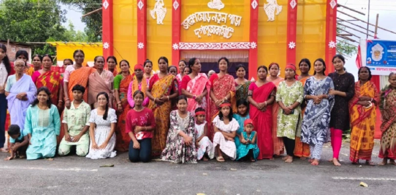নতুনপাড়া দুর্গাপুজো কমিটি: পঞ্চমীতে এক রঙের শাড়ি পরে মণ্ডপে প্রতিমা নিয়ে আসবেন সদস্যরা