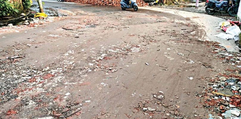 বেহাল রাস্তা সারাতে তৎপরতা প্রশাসনের দাশনগরে টোটো দুর্ঘটনার পর জোড়াতাপ্পি