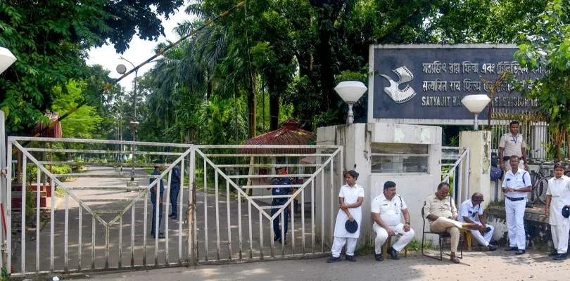 রেজিস্ট্রার ও উপাচার্যের ইস্তফা দাবি পড়ুয়াদের