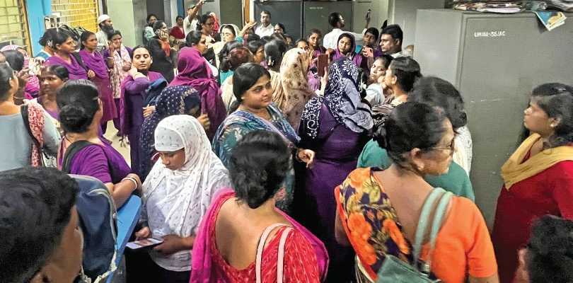 বকেয়া ভাতা, বোনাসের দাবিতে উলুবেড়িয়া পুরসভায় বিক্ষোভ