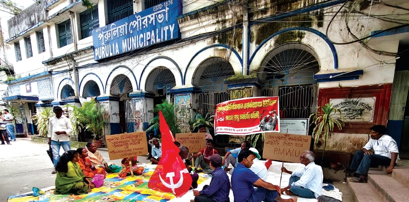পুরুলিয়া পুরসভায় পাঁচ মাস পেনশন বন্ধ, বোতল কুড়িয়ে সংসার চালাতে বাধ্য হচ্ছেন অবসরপ্রাপ্ত কর্মীরা