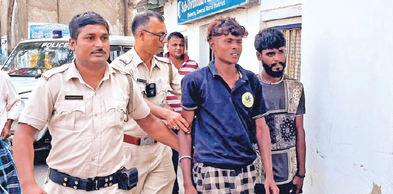 নদীতে শৌচবর্জ্য ফেলার সময় হাতেনাতে আটক তিন, চাঞ্চল্য