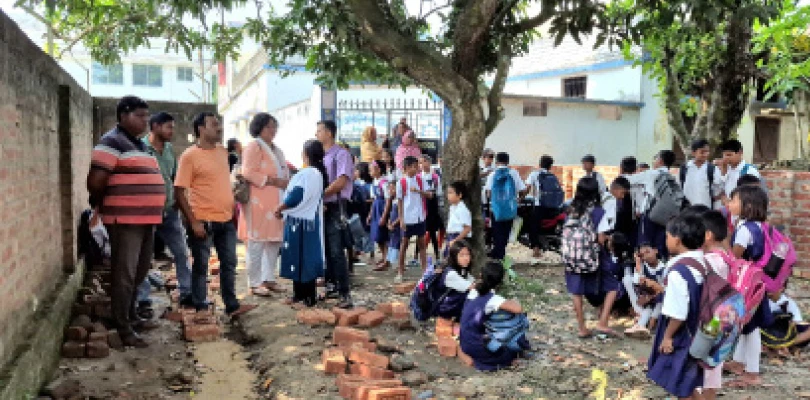 ইটাহার: স্কুলে ঢোকার রাস্তায় পাঁচিল, দাঁড়িয়ে শিক্ষক-ছাত্রছাত্রীরা