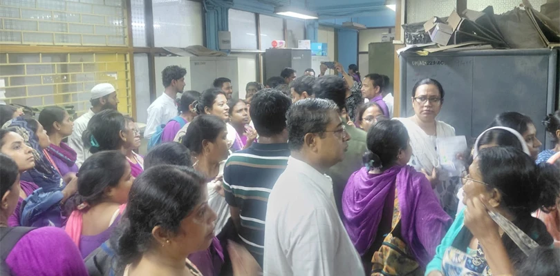 বকেয়া বেতন ও বোনাসের দাবিতে উলুবেড়িয়া পুরসভায় বিক্ষোভ কর্মী থেকে আশা কর্মীদের