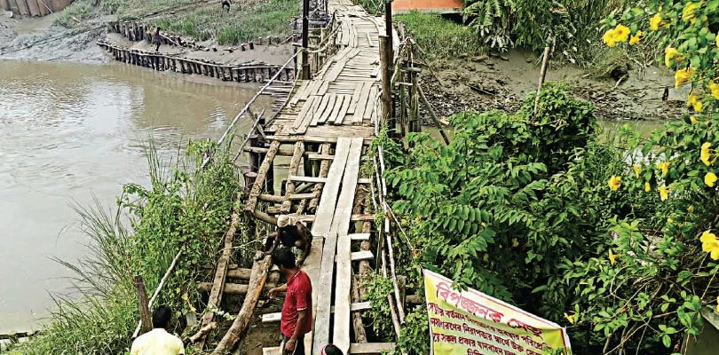 শ্যামপুরে অবশেষে বেহাল আয়মা কাঠের সেতু সংস্কারের কাজ শুরু