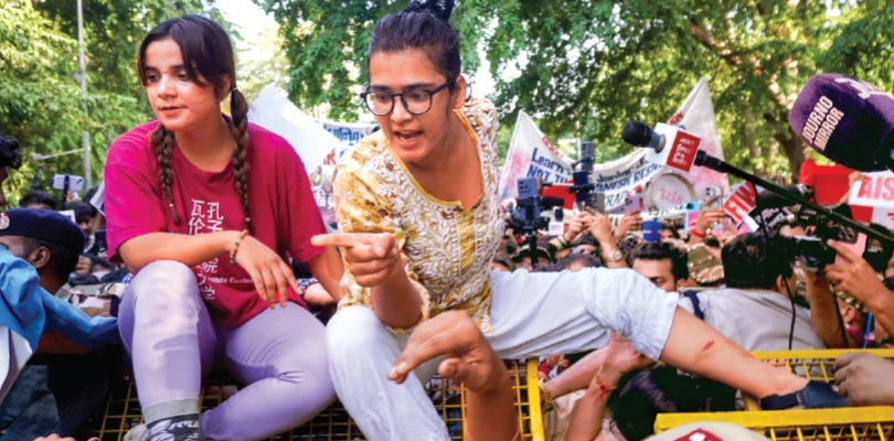 সরকার ভেঙে ভোট? উঁহু, বলুন বিশ্বগুরু জিন্দাবাদ