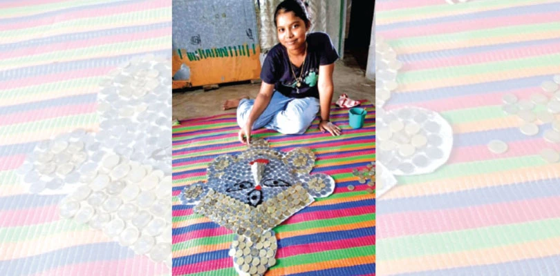 লক্ষ্মীর ঘটে জমানো কয়েন দিয়ে দুর্গার মুখ গড়ল কাকদ্বীপের ছাত্রী
