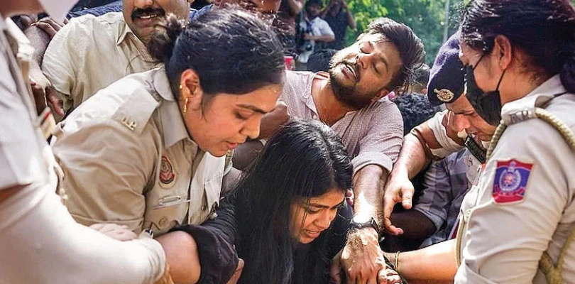 যন্তরমন্তরে মোতায়েন পুলিশের উর্দিতে নেমট্যাগ নেই! শুরু বিতর্ক