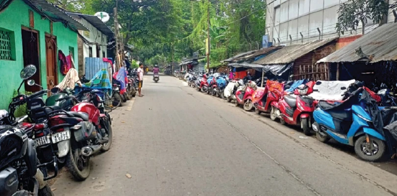 রাস্তা দখল করে সাইকেল ও বাইক স্ট্যান্ড, নোয়াপাড়া মেট্রোর সামনে ট্রাকের চাকায় পিষে যুবকের মৃত্যু